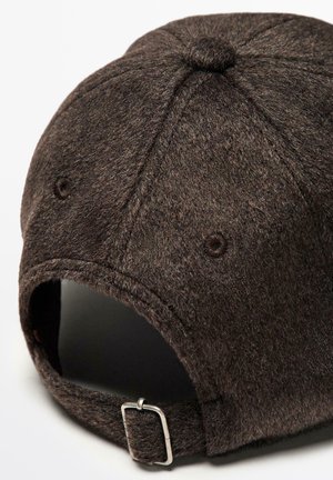 Cappello da baseball in feltro marrone con una corona arrotondata e una fascia metallica regolabile sul retro. Presenta fori di ventilazione e un tessuto testurizzato.