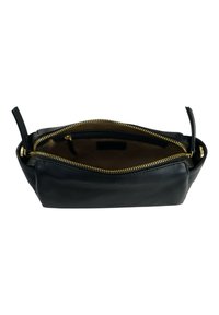 Borsetta in pelle nera con zip dorata, aperta dall'alto, caratterizzata da una texture liscia e un design minimalista. L'interno è foderato di un colore più chiaro.