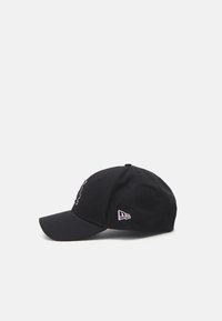 Casquette de baseball noire avec une visière courbée. Présente un logo brodé en rose à l'avant et une marque sur le côté. Fabriquée en tissu en coton.