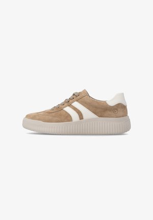 Baskets en suède beige avec bandes latérales blanches, empiècement au talon blanc, lacets beiges et semelle épaisse crantée beige clair sur fond blanc uni.