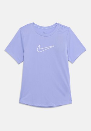 T-shirt sportiva Nike color lilla a maniche corte con scollo rotondo e logo swoosh bianco al centro del petto.