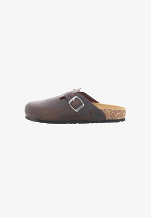 Sandalo slip-on in pelle marrone con fibbia metallica regolabile e suola in sughero, mostrato di profilo su sfondo bianco.