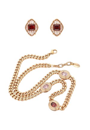 Colier din lanț de aur cu pietre prețioase ovale roz și roșii și cercei asortați din aur cu pietre prețioase pătrate roșii, înconjurate de cristale clare.