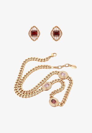 Colier din lanț de aur cu pietre prețioase ovale roz și roșii și cercei asortați din aur cu pietre prețioase pătrate roșii, înconjurate de cristale clare.