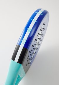 Blaue Padel-Tennisschläger mit schwarzen und tealfarbenen Akzenten, der eine glatte Oberfläche, ein perforiertes Design und Grafiken aufweist, die seine Merkmale und Technologien anzeigen.