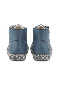 Bottines en cuir bleu avec une semelle extérieure en caoutchouc texturé, des zips latéraux et un doublure douce. Elles présentent des coutures décoratives et des accents de logo.