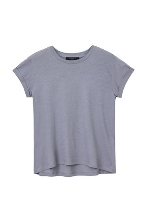 T-shirt grigio a maniche corte con scollatura rotonda, orlo posteriore leggermente allungato e tessuto morbido e testurizzato. Design minimalista, senza motivi visibili.