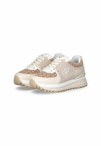 Baskets beige clair avec un dessus en tissu brun à motifs, accents blancs et une semelle en caoutchouc texturé avec une légère plateforme. Détails cloutés sur les côtés.
