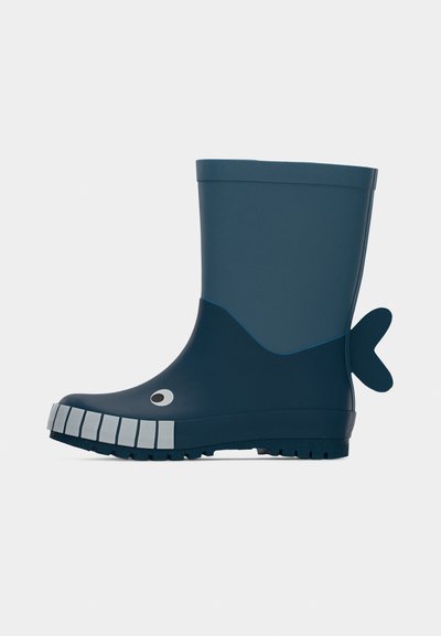 Μπλε λαστιχένια βροχερή μπότα με στρογγυλεμένη μύτη, που διαθέτει διακοσμητικό σε σχήμα ουράς ψαριού, λευκή σόλα με ανάγλυφη επιφάνεια και μεγάλα μάτια στη πλευρά.