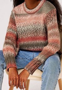 Pull en maille avec un col rond, présentant des rayures multicolores dans des tons de rose, gris et crème, fini avec des détails de poignets côtelés.
