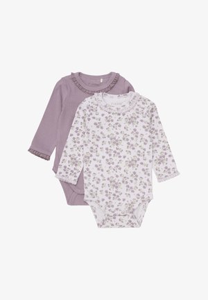Två långärmade bodysuits: en enfärgad lavendel med ribbad textur och volangkrage; en vit med lila blommönster och volangdetaljer.