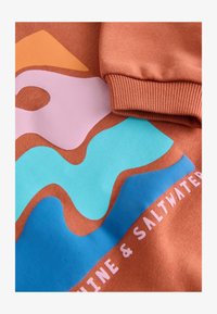 Pasirinkta, tan brown