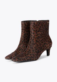 Są to botki w panterkę z długim noskiem, niskim obcasem, teksturowanym materiałem i czarnymi akcentami. Projekt jest smukły i dopasowany.