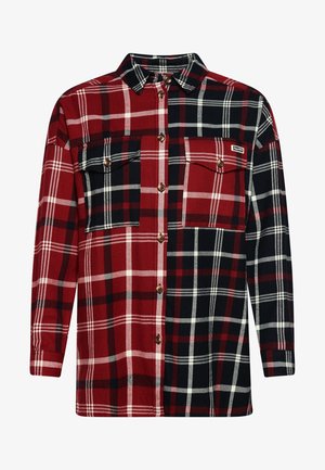 Camicia a quadri rossa e nera con bottoni, maniche lunghe, due tasche sul petto con bottoni e colletto.