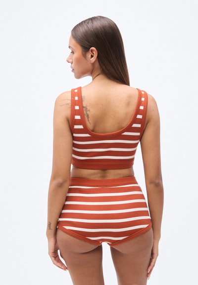 Στράπλες σουτιέν με ρίγες σε σκουριά χρώμα και σορτς με ψηλή μέση, διαθέτουν φαρδιές τιράντες και εφαρμοστή σχεδίαση, κατασκευασμένα από ελαστικό βαμβακερό υλικό.
