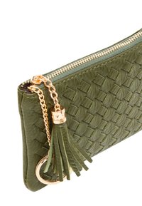 Clutch in pelle verde texturizzata con motivo intrecciato, accessori in oro e un accento a nappina. Caratterizzato da una chiusura con zip e un anello circolare.