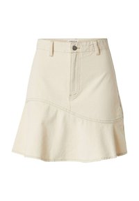 Beige denimrok met een uitlopende zoom, voorzien van voorzakken, achterriemlussen en een metalen knoopsluiting bij de taille.