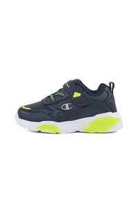 Scarpa sportiva blu marina con un design testurizzato, accenti verde neon, lacci elastici e una suola intermedia bianca. Presenta un logo sul lato e un manico per il sollevamento.