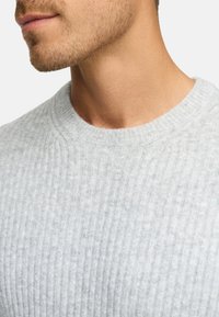 Maglione a coste grigio chiaro con collo rotondo, realizzato in un tessuto morbido, caratterizzato da una finitura testurizzata e dettagli di cucitura minimali.