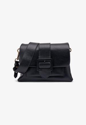 Sac bandoulière en cuir noir avec une large sangle, une grande boucle carrée sur le rabat avant et des accents de quincaillerie dorée.