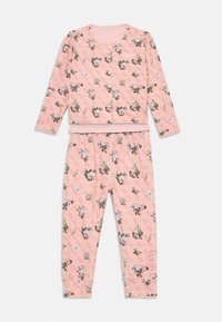 Dvogodišnji pajama set od mekanog ružičastog materijala s cjelovitim uzorkom cvjetnih crteža, dugim rukavima i elastičnom trakom na hlačama s detaljem logotipa.