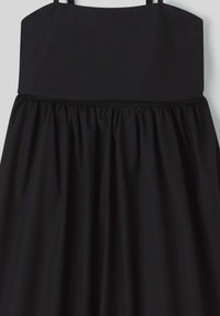 Robe noire avec un corsage ajusté et de fines bretelles, accompagnée d'une jupe froncée. Fabrication en tissu lisse au fini mat.