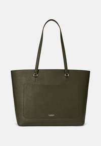 Bolsa tote verde-azeitona feita de material sintético texturizado. Apresenta duas alças e um bolso frontal com um logótipo discreto na parte inferior.