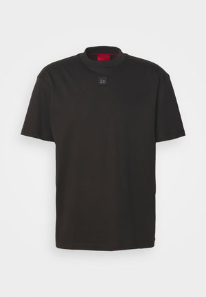 Camiseta negra de manga corta con cuello redondo y un detalle de logo rectangular en el centro. Confeccionada con una tela suave y duradera.