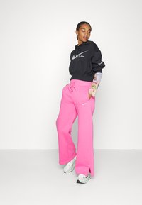 Nike Sportswear SPORTSWEAR PHOENIX FLEECE - Calças de fato de treino - pinksicle