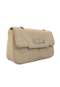 Borsa a tracolla in pelle trapuntata beige con catena argentata e logo "GAËLLE PARIS" in argento sulla patta anteriore.