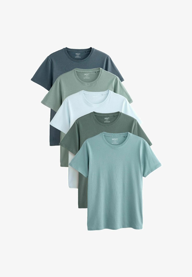 Pięć t-shirtów z krótkim rękawem, ułożonych w stos, z miękkiej bawełny. Kolory: ciemnoszary, zielony, jasny zielony, biały i jasnoniebieski. Okrągłe dekolty, minimalistyczny design.