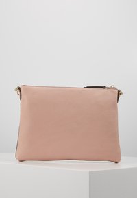 Růžové kožené psaníčko s hladkou texturou, obdélníkového tvaru, se zipovým zavíráním a zlato-barevnými kovovými doplňky.