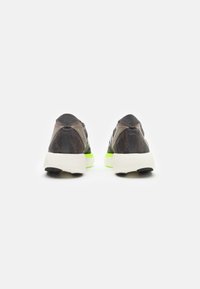 adidas Performance ADIZERO TAKUMI SEN 10 - Løpesko for vei - charcoal/silver metallic/chalky brown