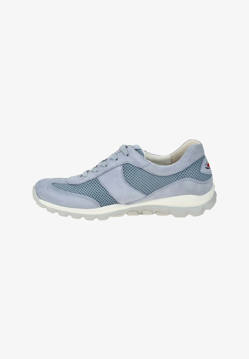 Zapatillas de ante azul claro con detalles de malla, puntera redonda, cordones y una suela de goma blanca acolchada. El acento lateral presenta un logo.