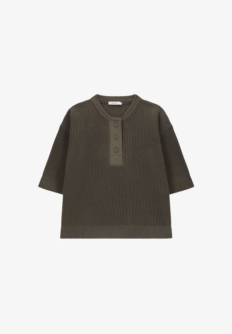 Pull en tricot à manches courtes, vert olive, avec un col rond, un tissu texturé et une patte de boutonnage à trois boutons sur le devant.