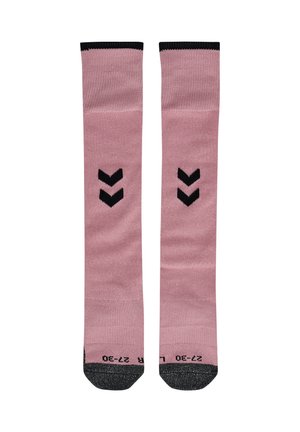 Paire de longues chaussettes roses avec pointe, bord-côte noir et deux rayures en chevrons noires vers le bas sur chaque chaussette. Marques de taille près des orteils.