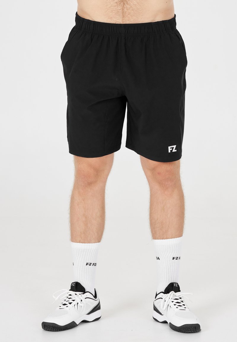 Svarta träningsshorts med elastiskt midjeband och sidofickor, med en liten vit "FZ" logotyp på vänster ben.
