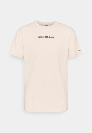 Beige T-Shirt mit kurzen Ärmeln und Rundhalsausschnitt, mit dem Text "Tommy Jeans" sowie einem rot-weiß-blauen Logo, das mittig auf der Brust und am Ärmel platziert ist.