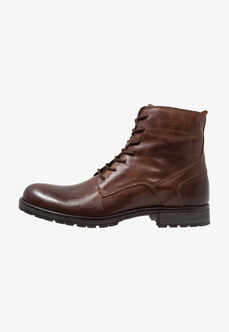 Bottine en cuir marron avec une finition lisse, bout rond et design à lacets. Présente des accents de couture et une semelle en caoutchouc texturée.