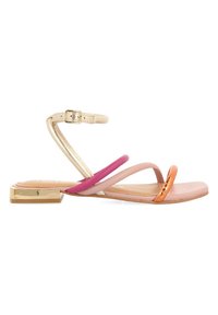 Sandales à brides avec un talon carré, ornées de brides dorées, roses et oranges. La semelle extérieure est lisse avec une texture douce.