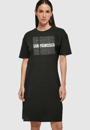 Černé bavlněné šaty ve stylu trička s krátkými rukávy, kulatým výstřihem a opakujícím se textem "SAN FRANCISCO" v různých odstínech šedé a bílé.