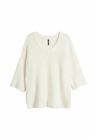 Hvid, løs siddende sweater med korte ærmer, en bred, dyb udskæring og et blødt, tekstureret stof. Ingen synlige mønstre eller detaljer.