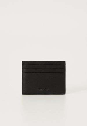 Portofel din piele neagră, cu o finisare texturată, mai multe sloturi pentru carduri și un logo Calvin Klein debossat pe partea din față.