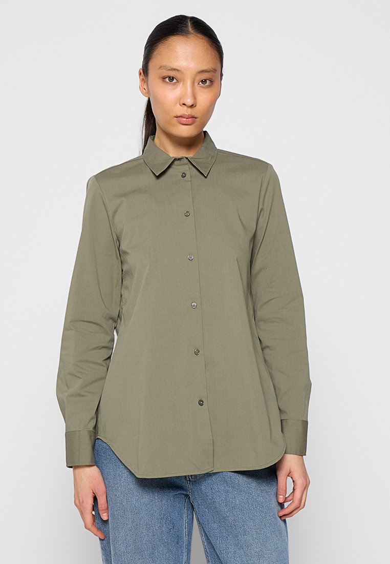 Olivgrünes langärmliges Hemd mit Kragen, vorderer Knopfleiste und abgerundetem Saum. Hergestellt aus einem glatten Stoff mit strukturiertem Schnitt.
