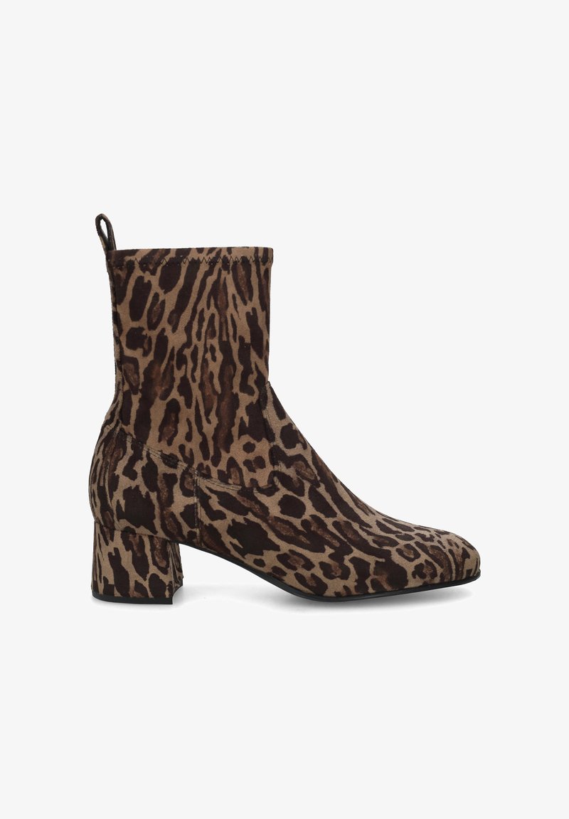 Bottines à imprimé léopard marron et beige, avec un bout carré, un petit talon bloc et un dessus en textile lisse. Comprend une languette à l'arrière.