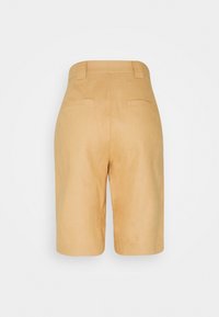 Shorts khaki a vita alta realizzati in un misto lino, con una texture liscia, due tasche posteriori e un taglio dritto.