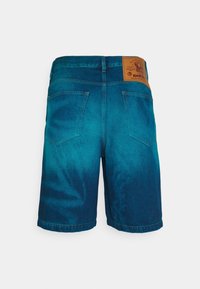 Džínové šortky v gradientním modrém designu, s dvěma zadními kapsami a hnědým koženým štítkem s logem značky na pase.