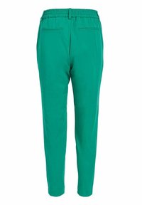 Pantalons verts à taille élastique avec une silhouette fuselée. Dispose de deux poches arrière décoratives et d'un tissu lisse et léger.