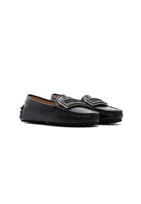 Mocassins en cuir noir avec un détail distinctif de double boucle, garniture à franges texturées et semelle extérieure à clous en caoutchouc pour une meilleure adhérence.