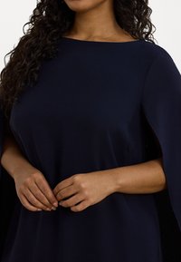 Lauren Ralph Lauren Woman CAPE GEORGETTE COCKTAIL DRESS - Kokteilinė suknelė / vakarėlių suknelė - lighthouse navy